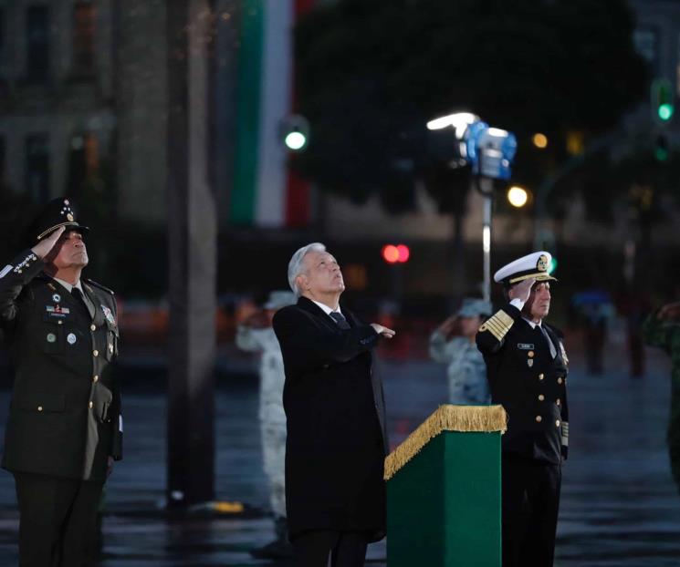 AMLO iza la bandera en memoria de las víctimas de los sismos