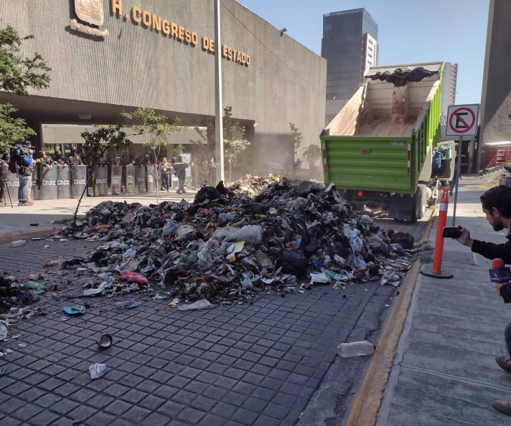 Vacían camiones de basura afuera de Congreso