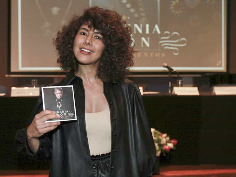 Rosalía León durante la conferencia de prensa presentación del nuevo material, Los Cuatro Vientos de la cantante Eugenia León.