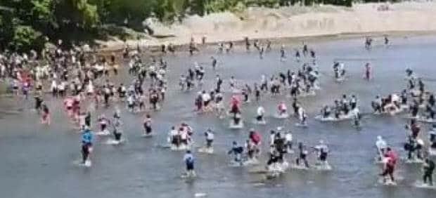 Caravana de migrantes cruza Río Suchiate; GN los repliega