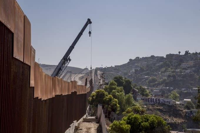 Pide Trump dos mmdd para muro con México