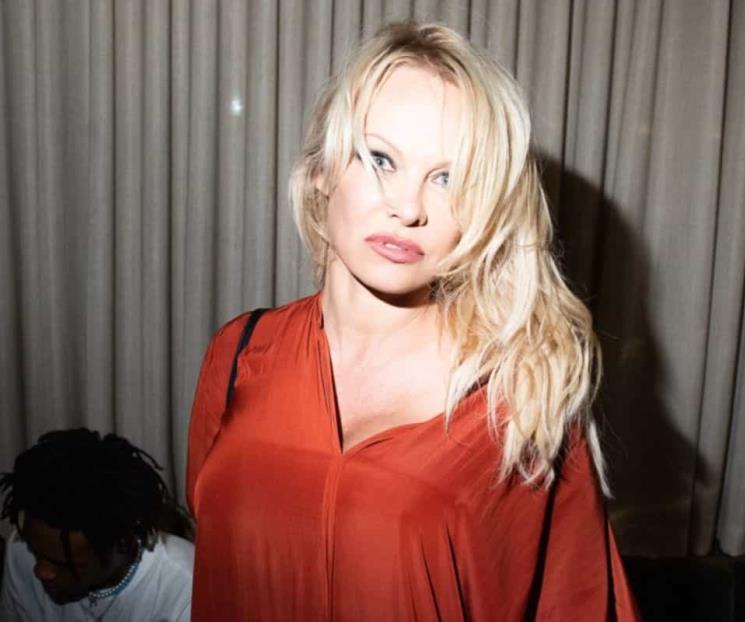 Acusa Jon Peters a Pamela Anderson de casarse por interés