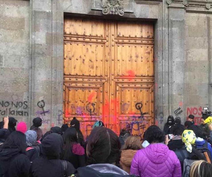 Protestan afuera de Palacio Nacional contra feminicidios