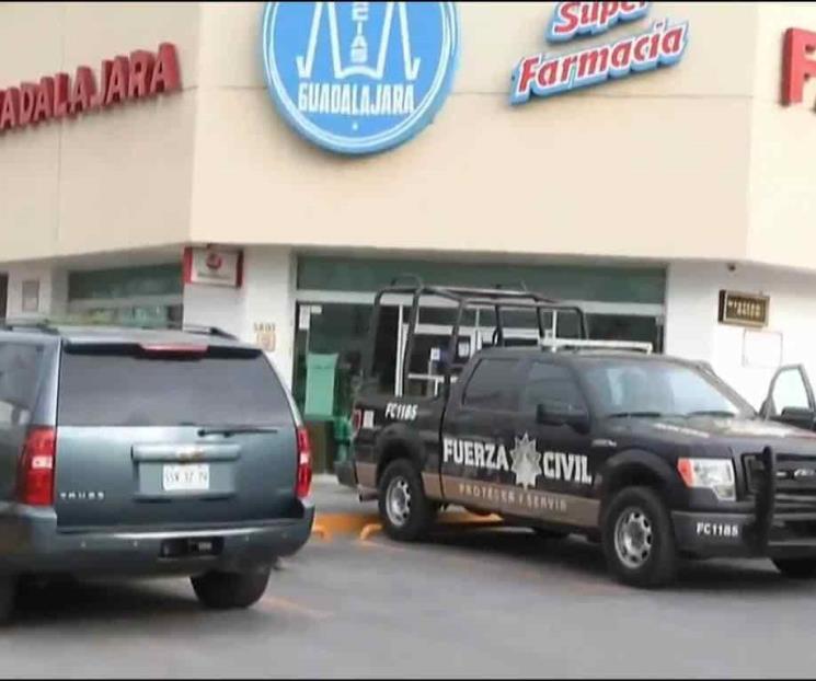 Hombres armados asaltan farmacia
