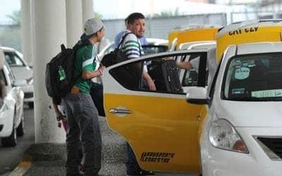 Morena propone acabar con monopolio de taxis en aeropuertos