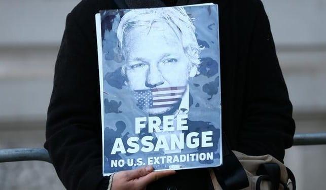 Demandan parlamentarios impedir extradición de Assange