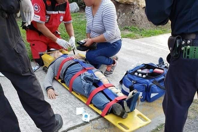 La afectada, de 82 años de edad, fue auxiliada por paramédicos de Rescate 911 y de la Cruz Roja.