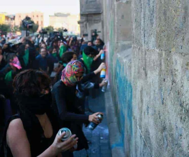 Feministas protestan con pintas en Palacio Nacional