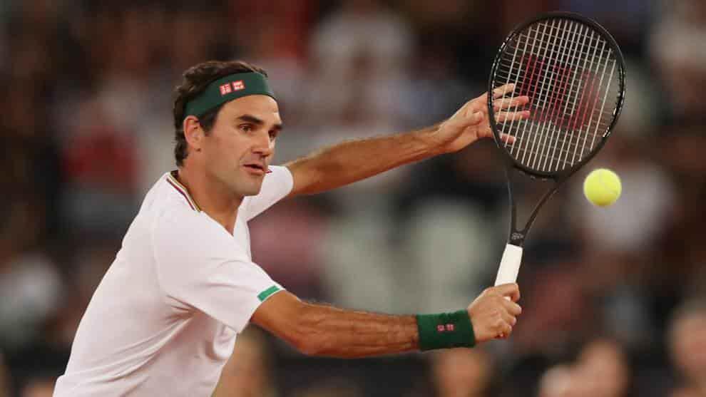 Operan a Roger Federer de la rodilla