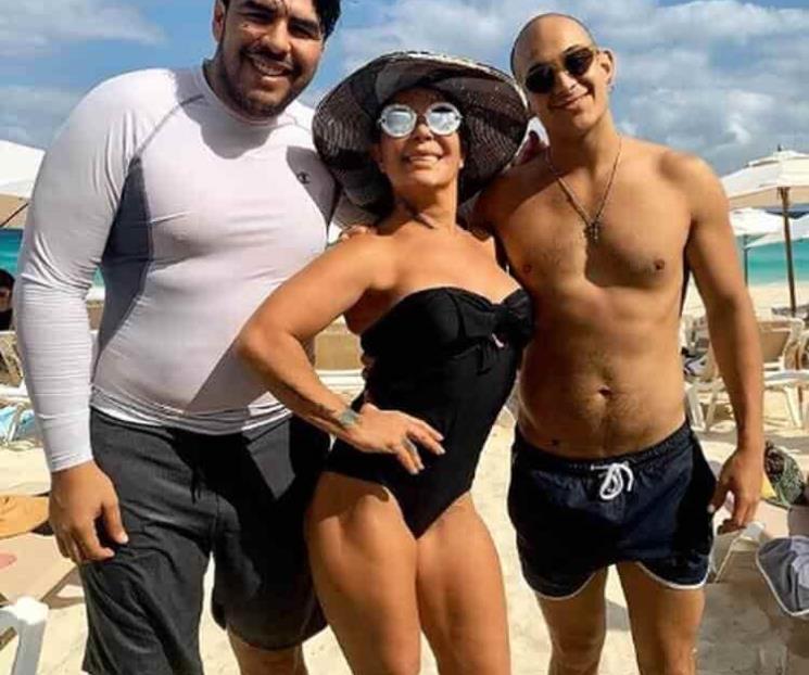 Se luce Alejandra Guzmán en bikini tras problemas de salud