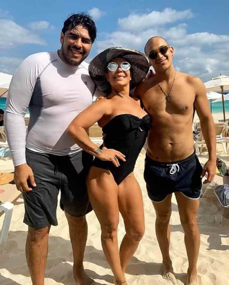 Se luce Alejandra Guzm n en bikini tras problemas de salud