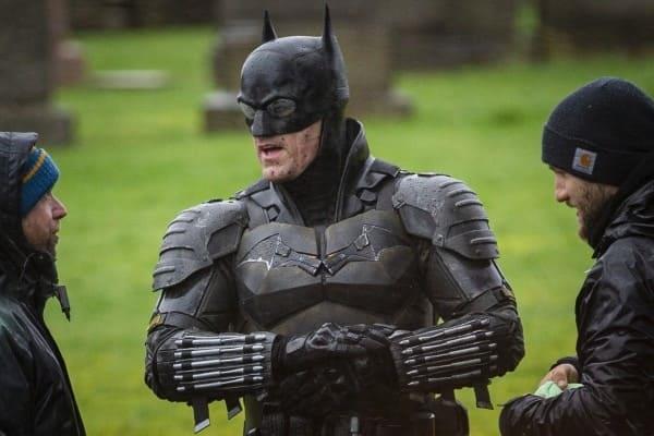 Revelan imágenes del traje que usará Pattinson como Batman