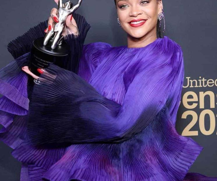 Rihanna recibe el Premio del Presidente en los Image Awards