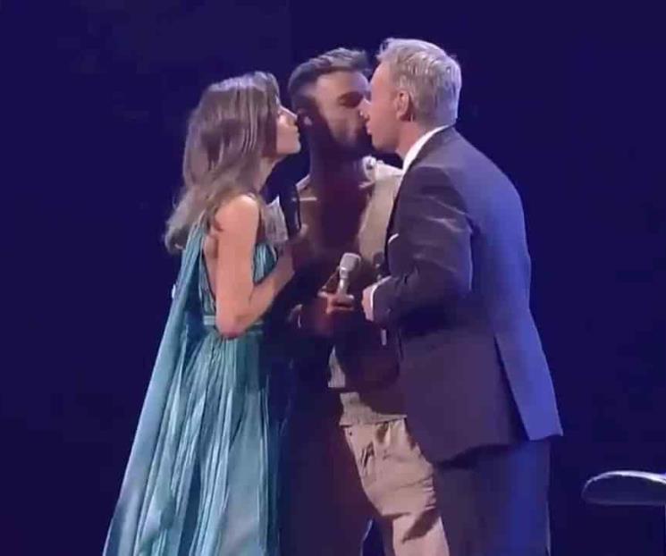 Ricky Martin le roba un beso al conductor de Viña del Mar
