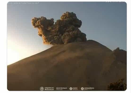 Popocatépetl registra explosión con columna de ceniza