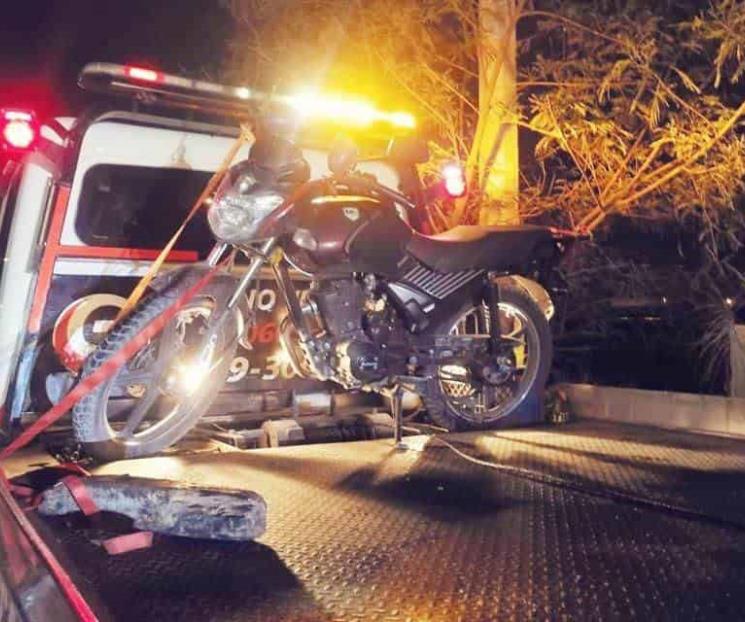 Motociclista queda grave al chocar de frente en Escobedo
