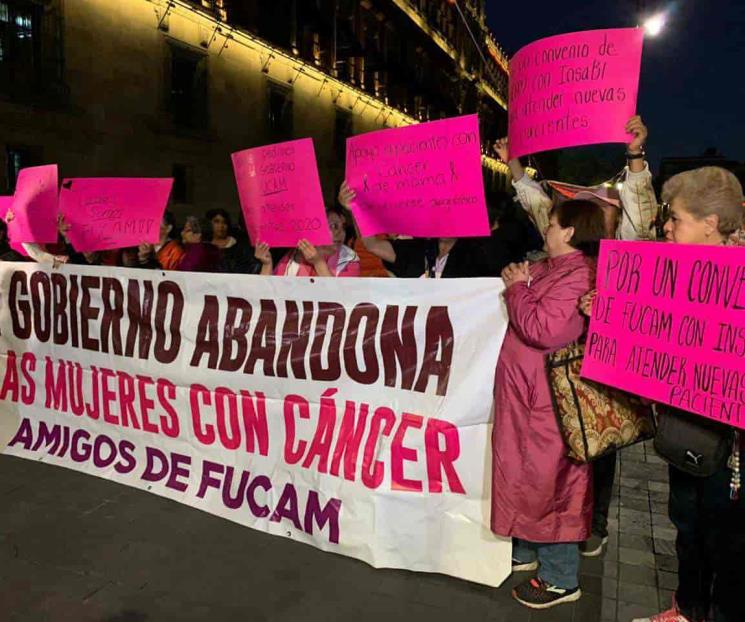Mujeres con cáncer protestan afuera de Palacio Nacional