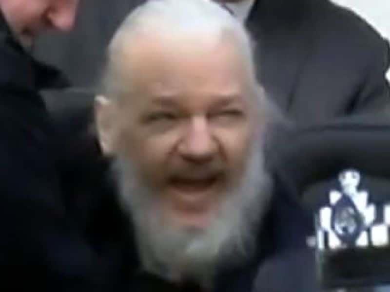 Posponen juicio para extraditar a Julian Assange hasta mayo