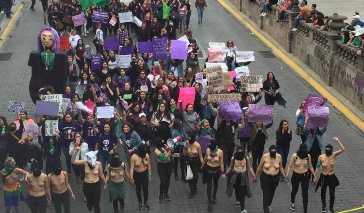 Protestan con gritos, pintas y sin ropa