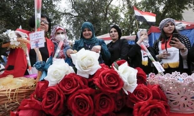 Mujeres iraquíes se movilizan sin temor a contagio Covid-19