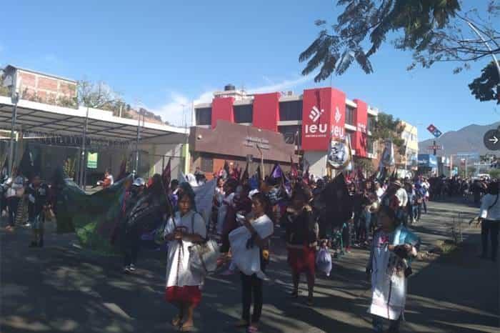 Marchan indígenas y campesinas de Oaxaca contra la violencia