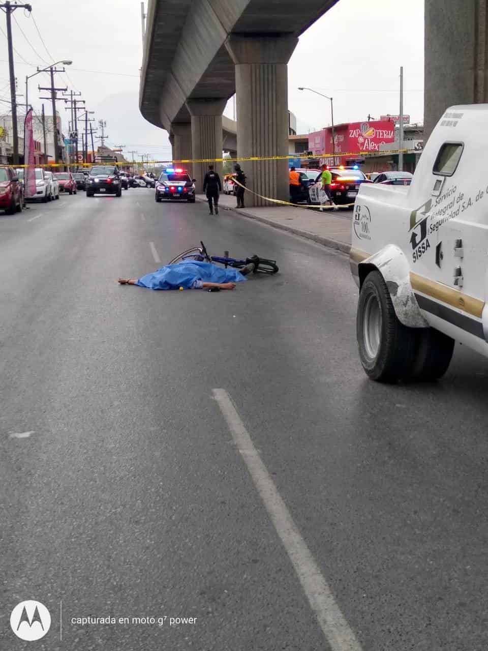 La camioneta de valores atropelló al ciclista y lo arrastró varios metros