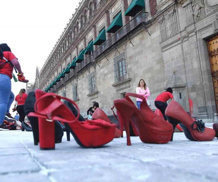 Colocan cientos de zapatillas en Zócalo por feminicidios