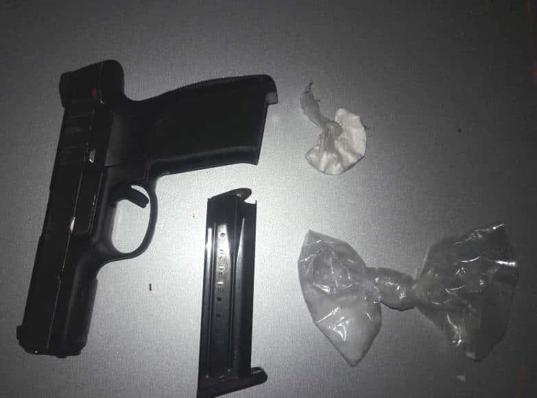 Arrestan a 2 jóvenes con arma y drogas en el Centro de Mty