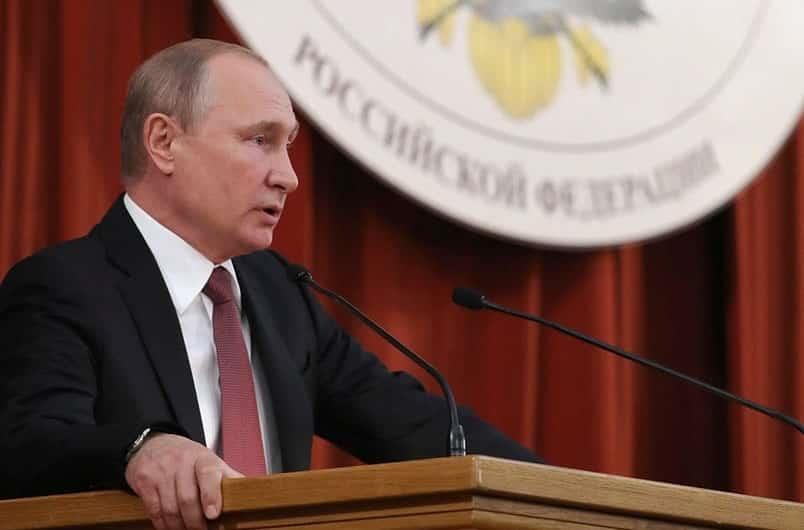 Putin firma ley para modificar Carta Magna rusa