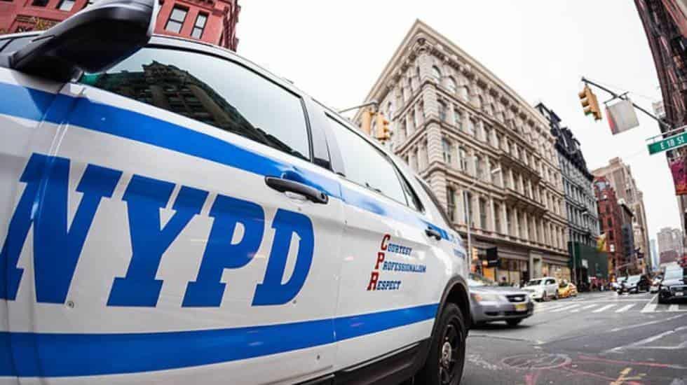 Demandan a policía de NY por esposar a mujer