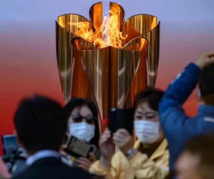 Antorcha olímpica reúne a miles de japoneses pese a Covid-19