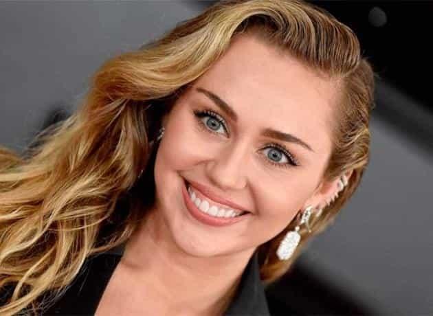 Miley Cyrus abandona iglesia porque no acepta a homosexuales