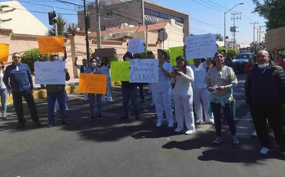 Médicos y enfermeras protestan por falta de insumos