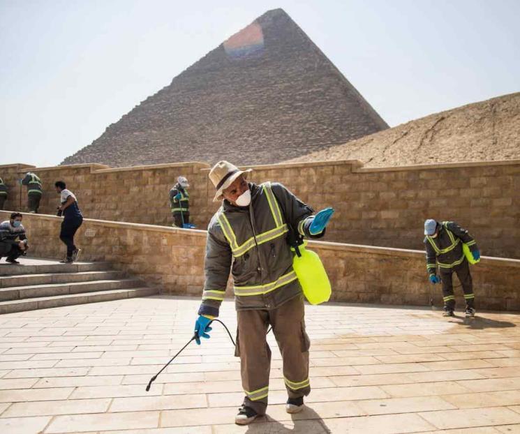 Desinfectan zona arqueológica de las Pirámides de Giza