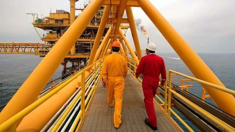 Acusa AMLO a Arabia Saudita por caída en precios de petróleo