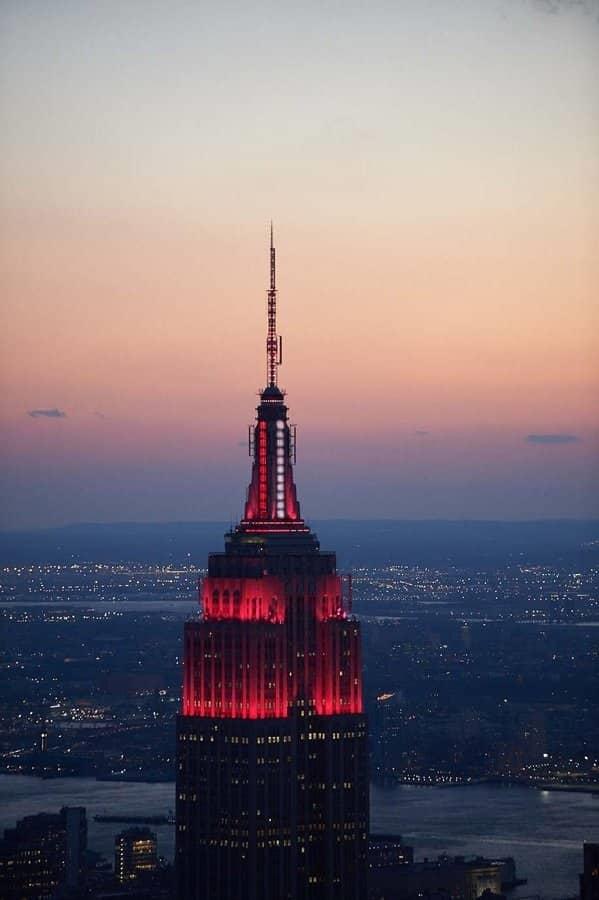 Empire State se pinta de rojo en homenaje a héroes
