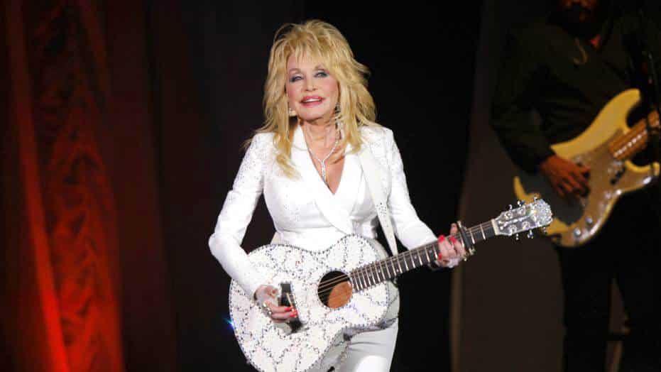 Dona Dolly Parton un millón de dólares
