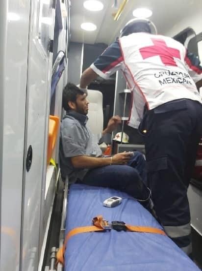Hombre se atrinchera en ambulancia luego de volcarse