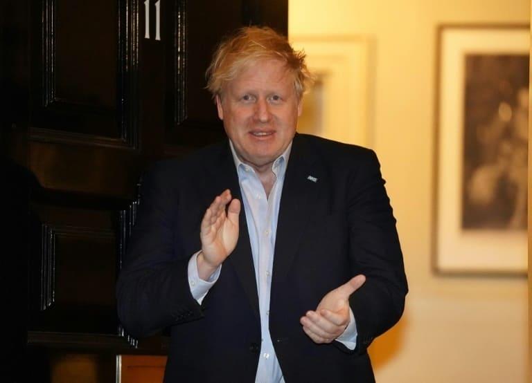 Boris Johnson “continúa mejorando”:  vocero