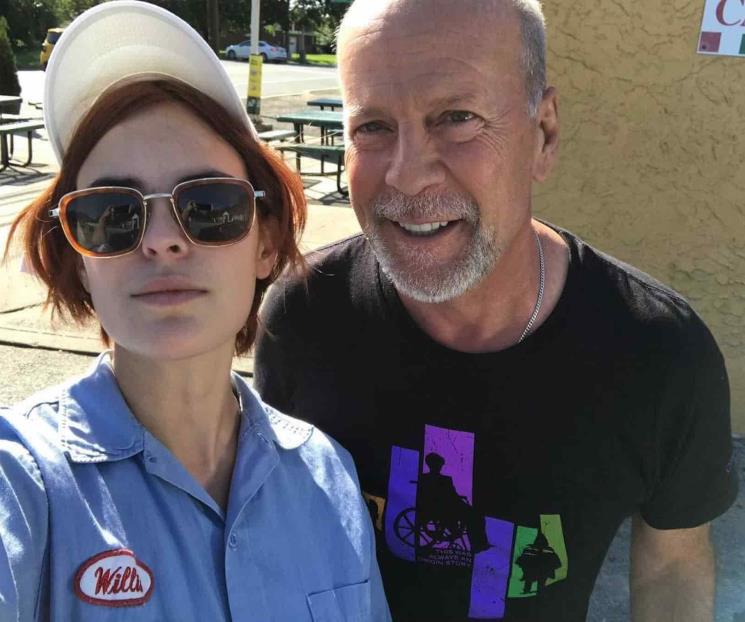Bruce Willis le rapa la cabeza a su hija Tallulah