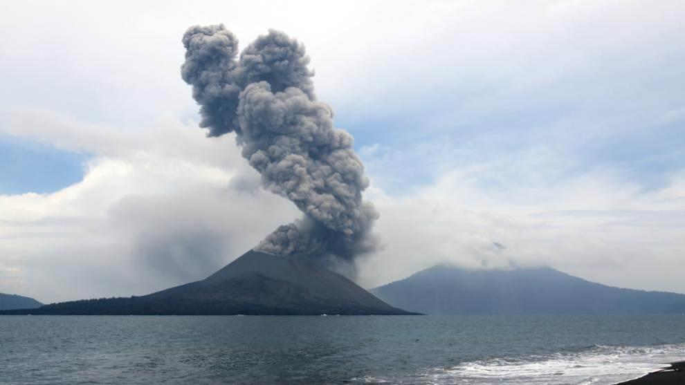 El volcán Krakatoa hace erupción