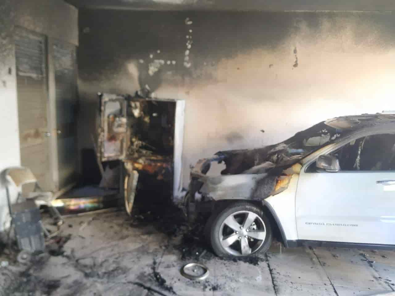La camioneta se incendió dentro de la cochera