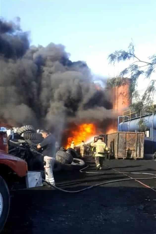 Destruye incendio empresa recicladora de llantas en Abasolo