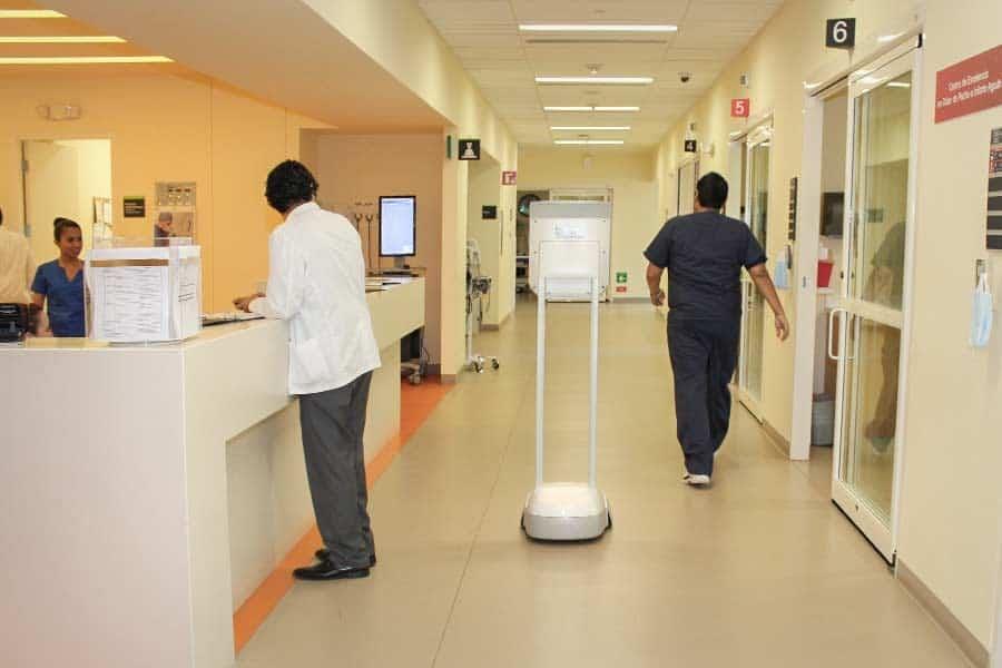 TecSalud usa robot para tratar pacientes