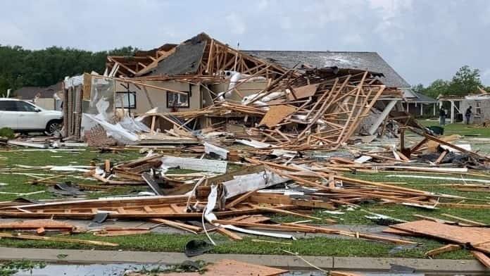 Suben a 30 los muertos por tornados al sur de EUA