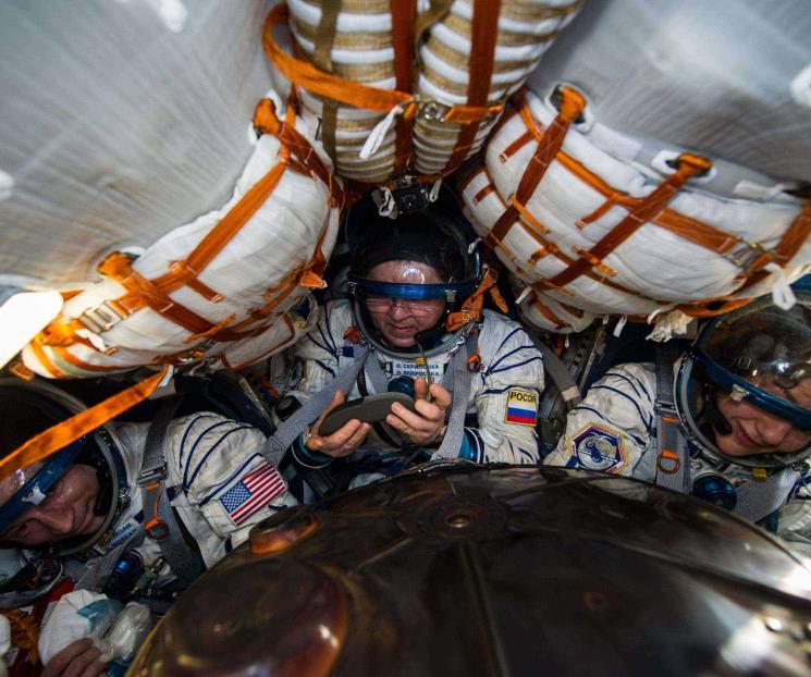 Regresan a la Tierra tres astronautas en nave rusa Soyuz