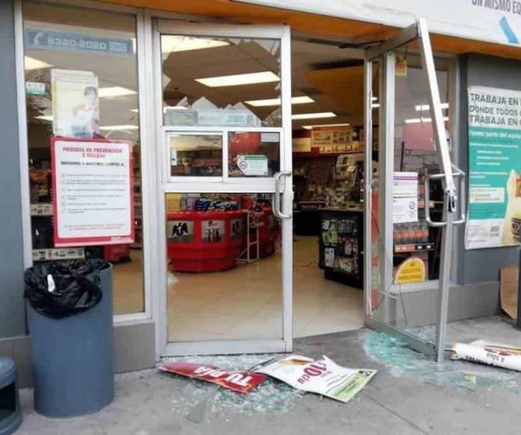 Destroza puerta para robar tienda de conveniencia