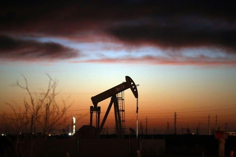 Petróleo de EU permanece bajo cero, en -5 dólares