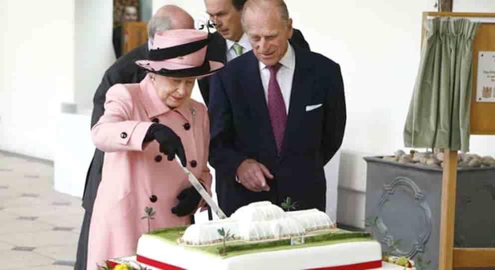 Celebra Isabel II su cumpleaños sin familia