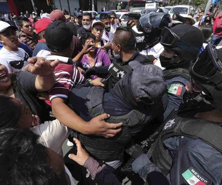 Chocan uniformados y ambulantes en Toluca